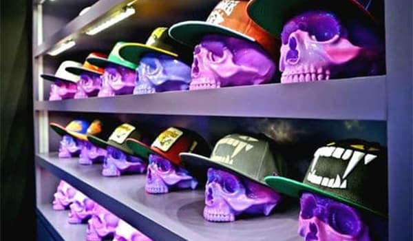 Incorporación de elementos temáticos y de temporada en los expositores de sombreros de las tiendas