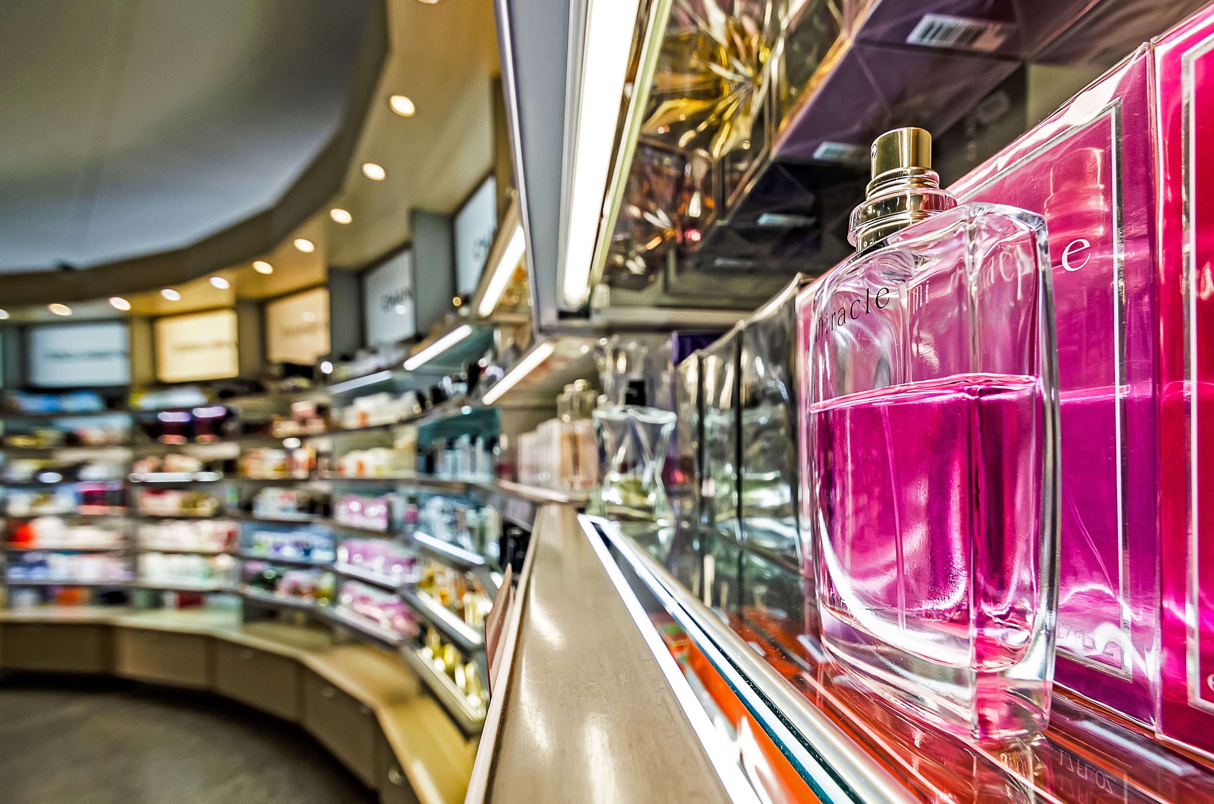 Proper lighting can make or break your cosmetic display. Ensure that each product is well-lit, allowing customers to see colors and details clearly.