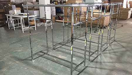 Movable coat hanger with roller